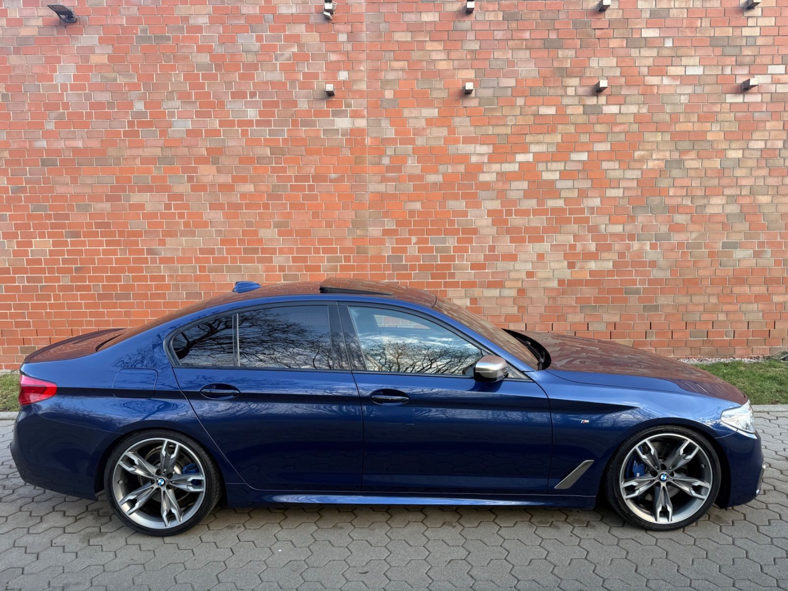 BMW M550i-X.DRIVE-SOFT-HUD-APP-MEMORY-SHD-DAB-ALU foto 4