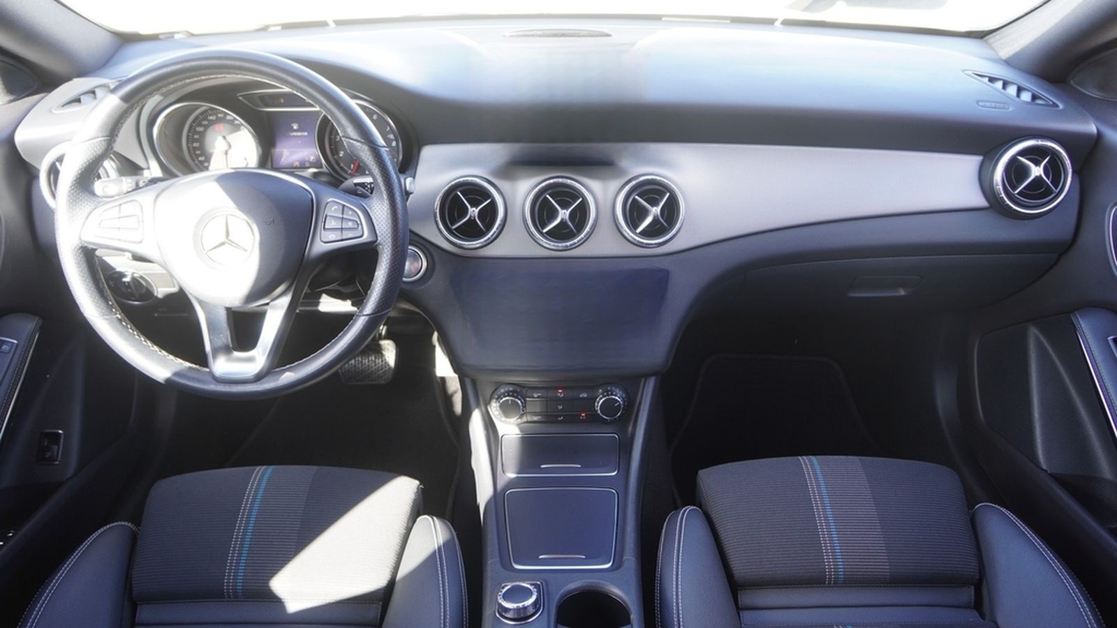 Mercedes-Benz CLA 180 Shooting Brake LED Navi Kamera Tempomat foto 10