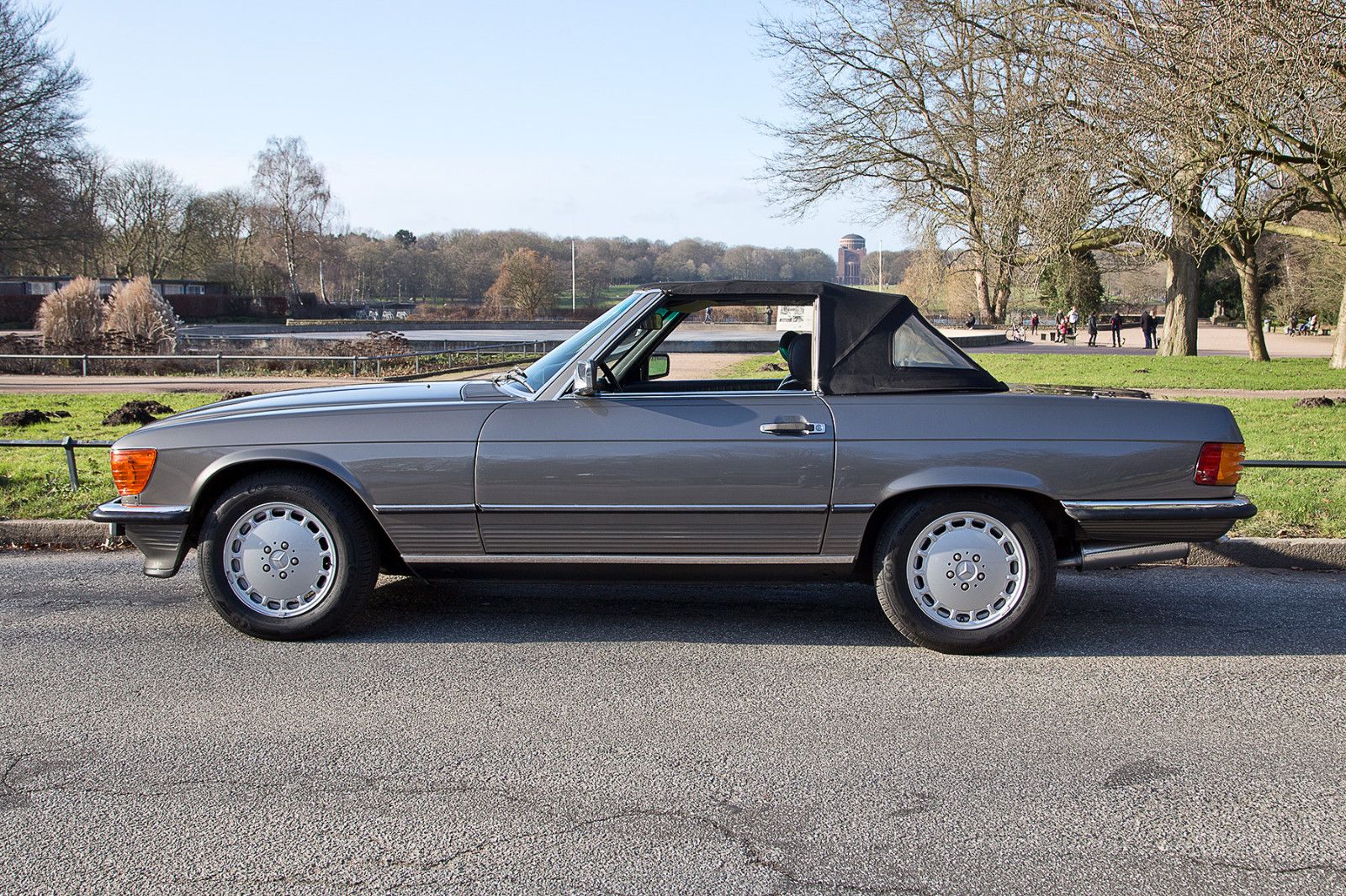 Mercedes-Benz 560 SL sehr guter Zustand foto 2
