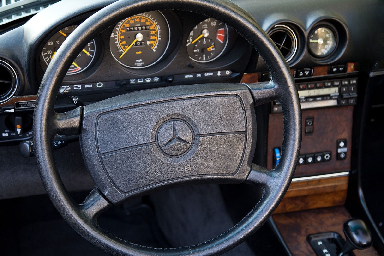 Mercedes-Benz 560 SL sehr guter Zustand foto 19