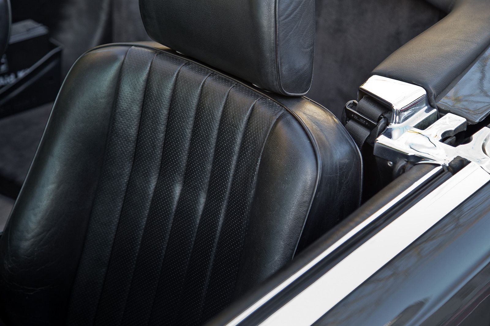 Mercedes-Benz 560 SL sehr guter Zustand foto 21