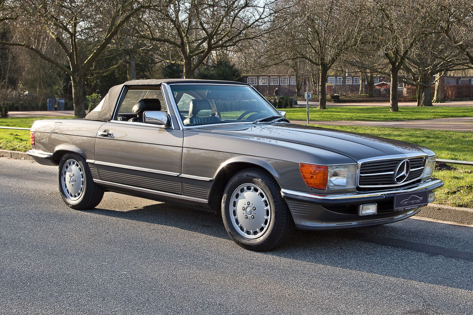 Mercedes-Benz 560 SL sehr guter Zustand foto 4