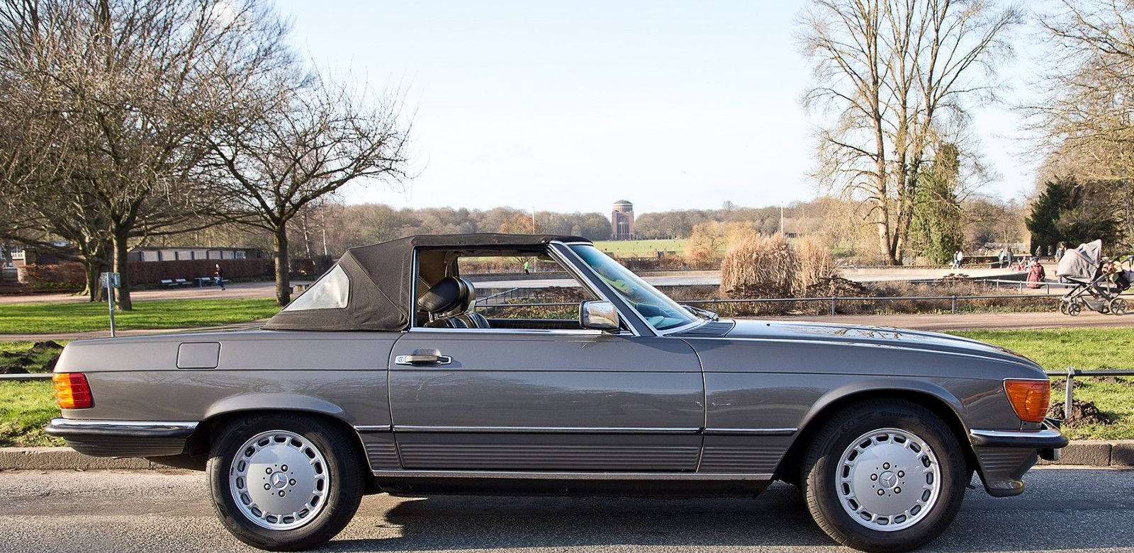 Mercedes-Benz 560 SL sehr guter Zustand foto 5