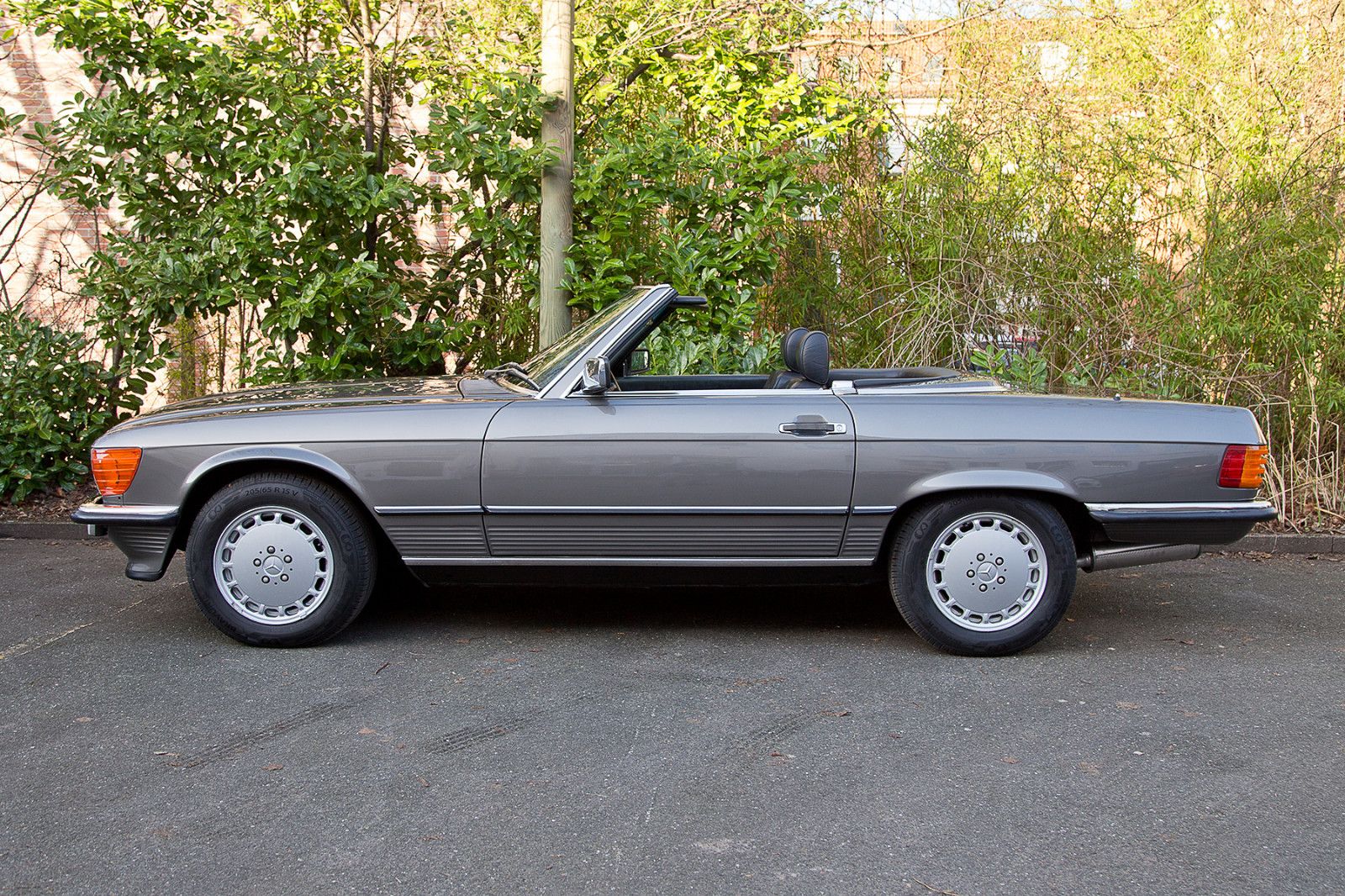 Mercedes-Benz 560 SL sehr guter Zustand foto 7