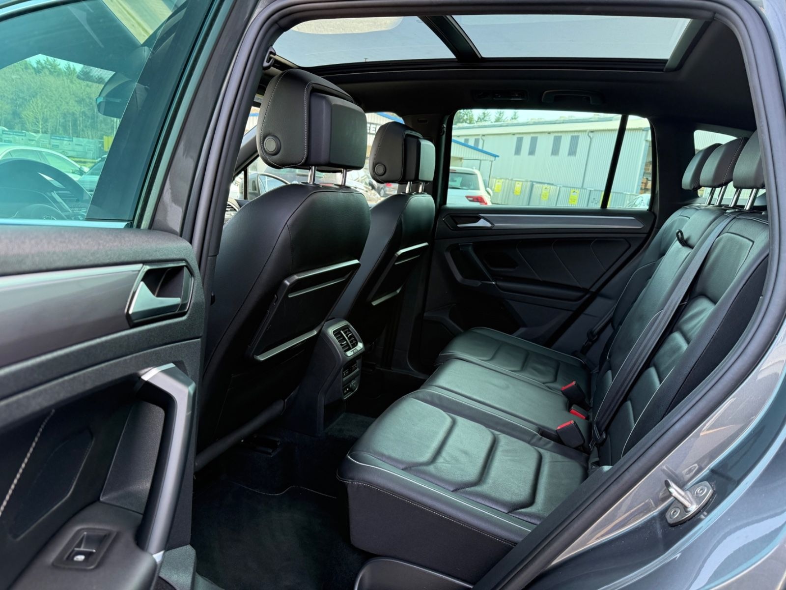 Volkswagen Tiguan R Line 4Motion Pano/360°/HUD/AHK/ACC/SHZ foto 17