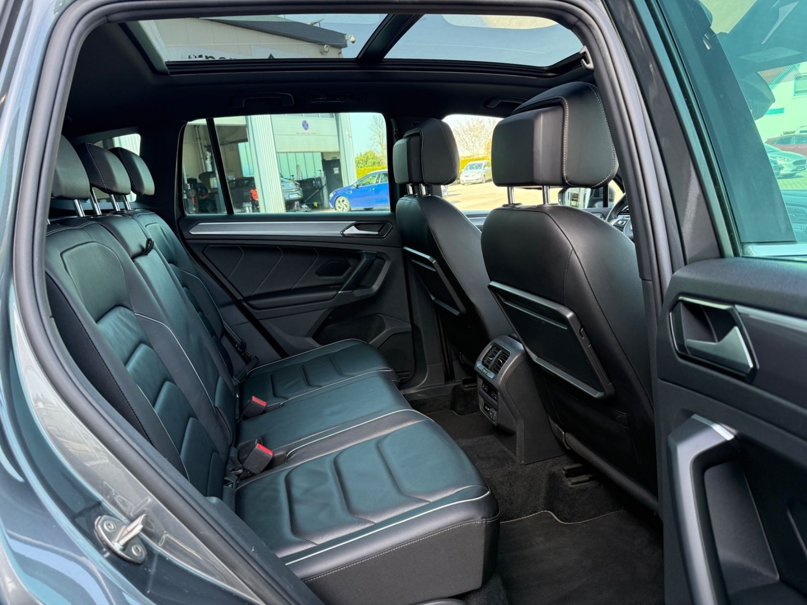 Volkswagen Tiguan R Line 4Motion Pano/360°/HUD/AHK/ACC/SHZ foto 18