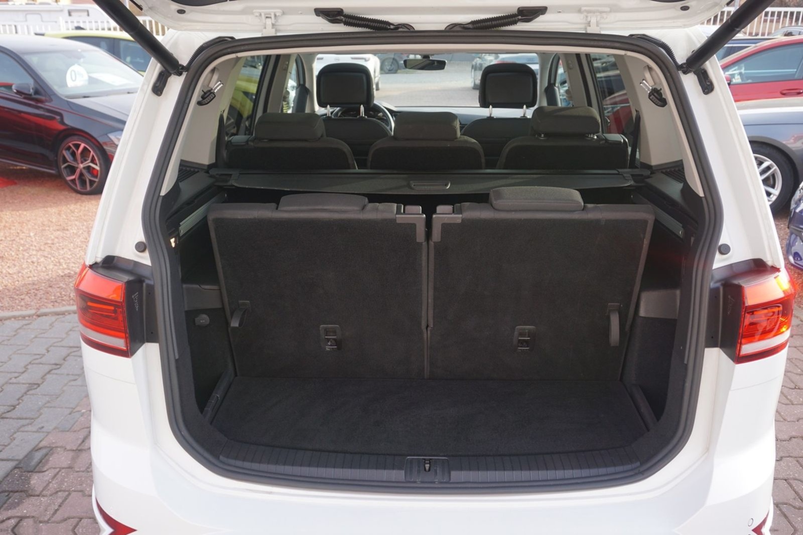 Volkswagen Touran 1.8 R-Line DSG LED Navi Panorama 7-Sitzer foto 34