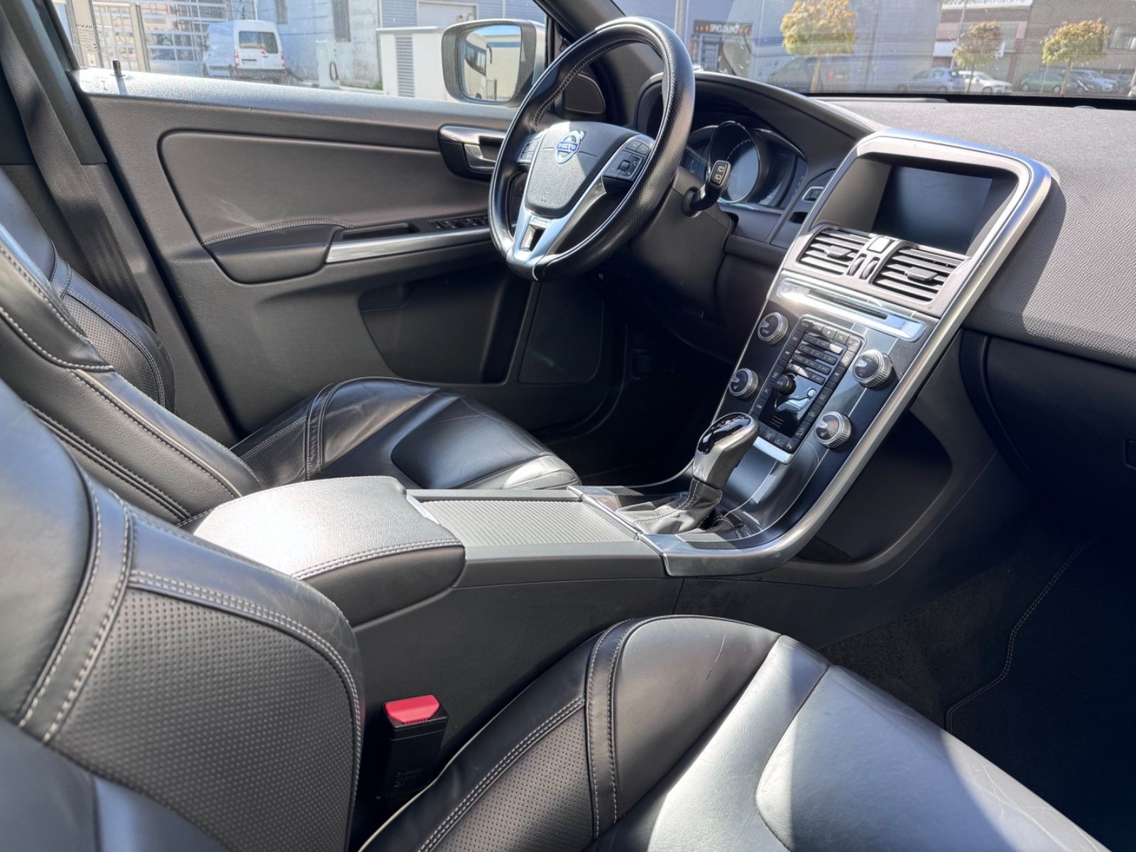 Volvo XC60 D4 AWD R-DESIGN LEDER+RADAR+PANO+STHZ.+BLIS foto 6
