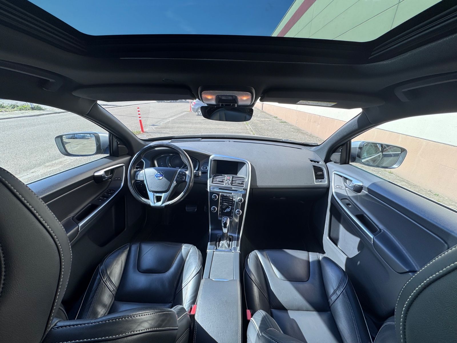 Volvo XC60 D4 AWD R-DESIGN LEDER+RADAR+PANO+STHZ.+BLIS foto 7