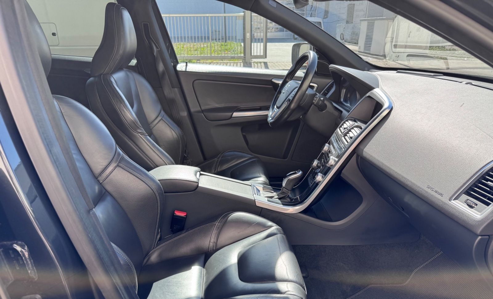 Volvo XC60 D4 AWD R-DESIGN LEDER+RADAR+PANO+STHZ.+BLIS foto 8