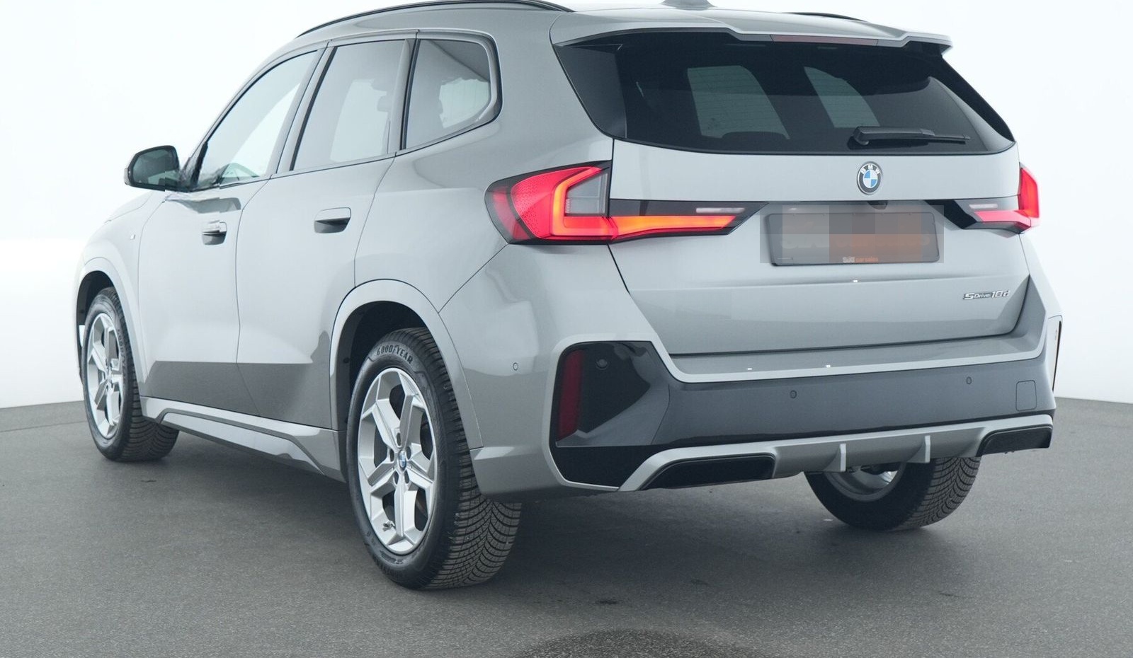 BMW X1 sDrive18d M Sport AktivS|HUD|PAs+360|Pano|AHK foto 4