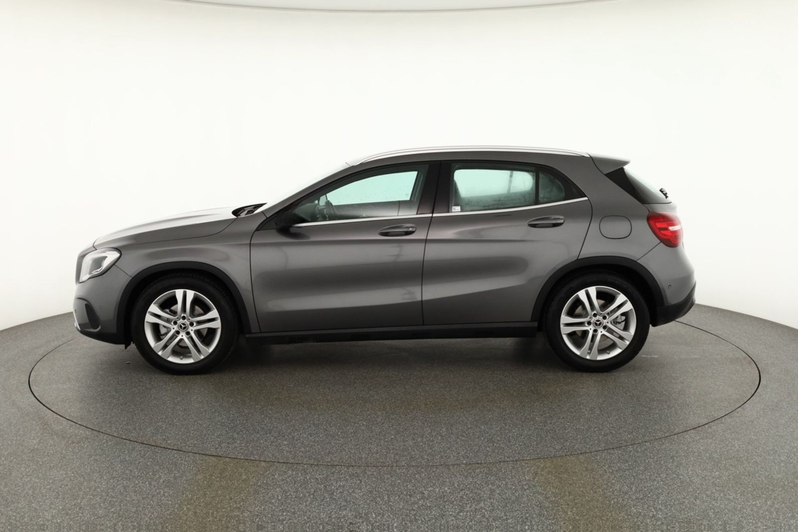 Mercedes-Benz GLA 180 LED Navi Sitzheizung Teilleder PDC ACC foto 2