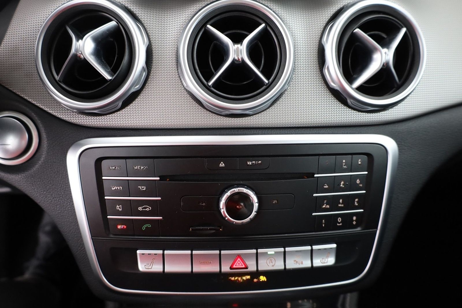 Mercedes-Benz GLA 180 LED Navi Sitzheizung Teilleder PDC ACC foto 12