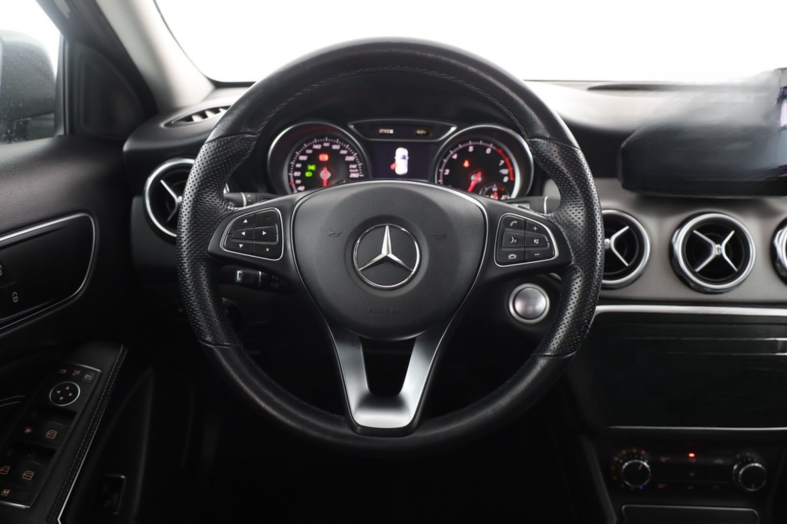 Mercedes-Benz GLA 180 LED Navi Sitzheizung Teilleder PDC ACC foto 14