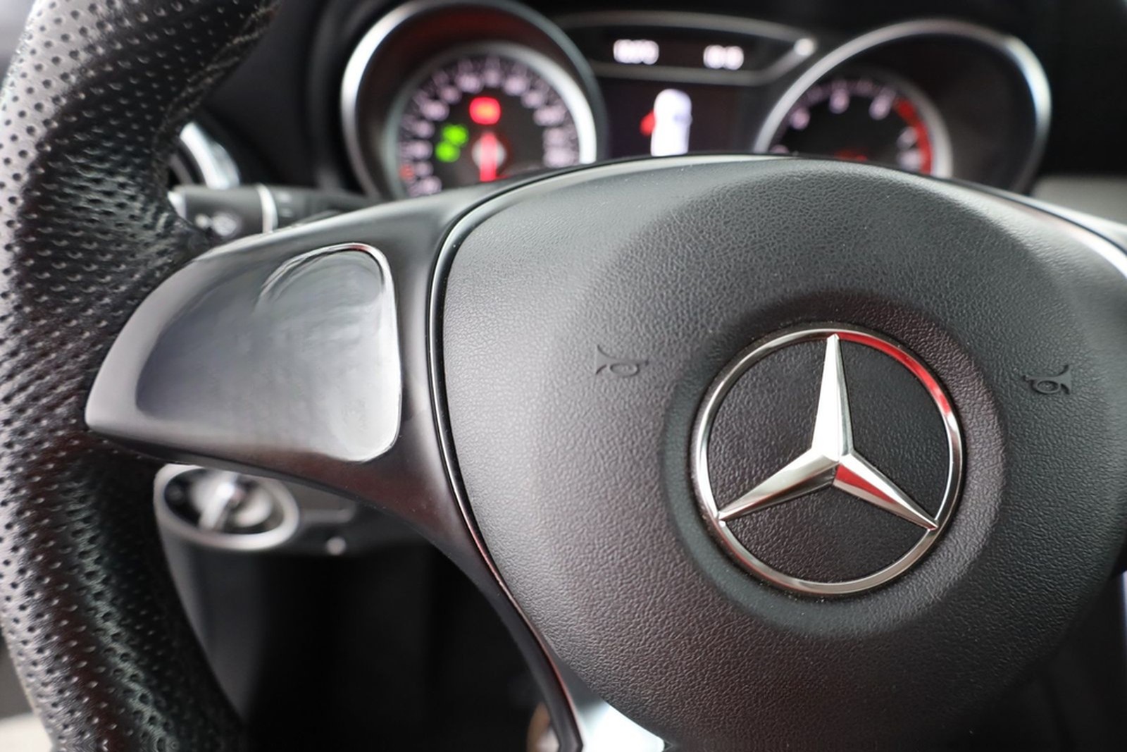 Mercedes-Benz GLA 180 LED Navi Sitzheizung Teilleder PDC ACC foto 15