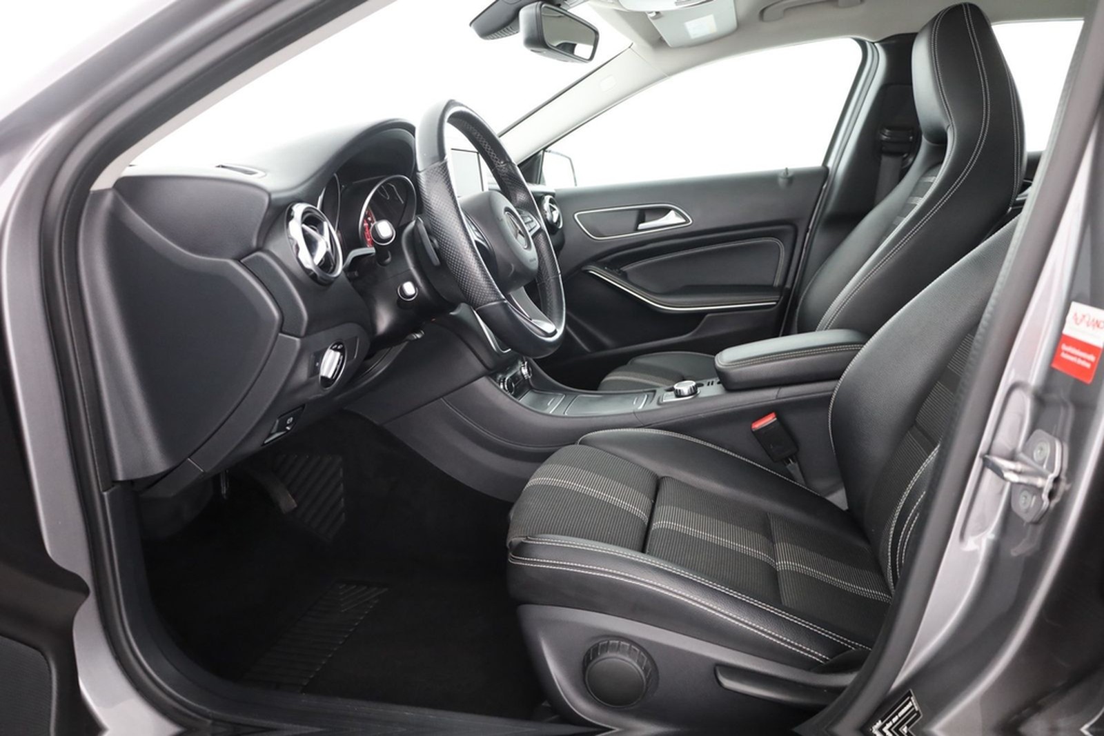 Mercedes-Benz GLA 180 LED Navi Sitzheizung Teilleder PDC ACC foto 23
