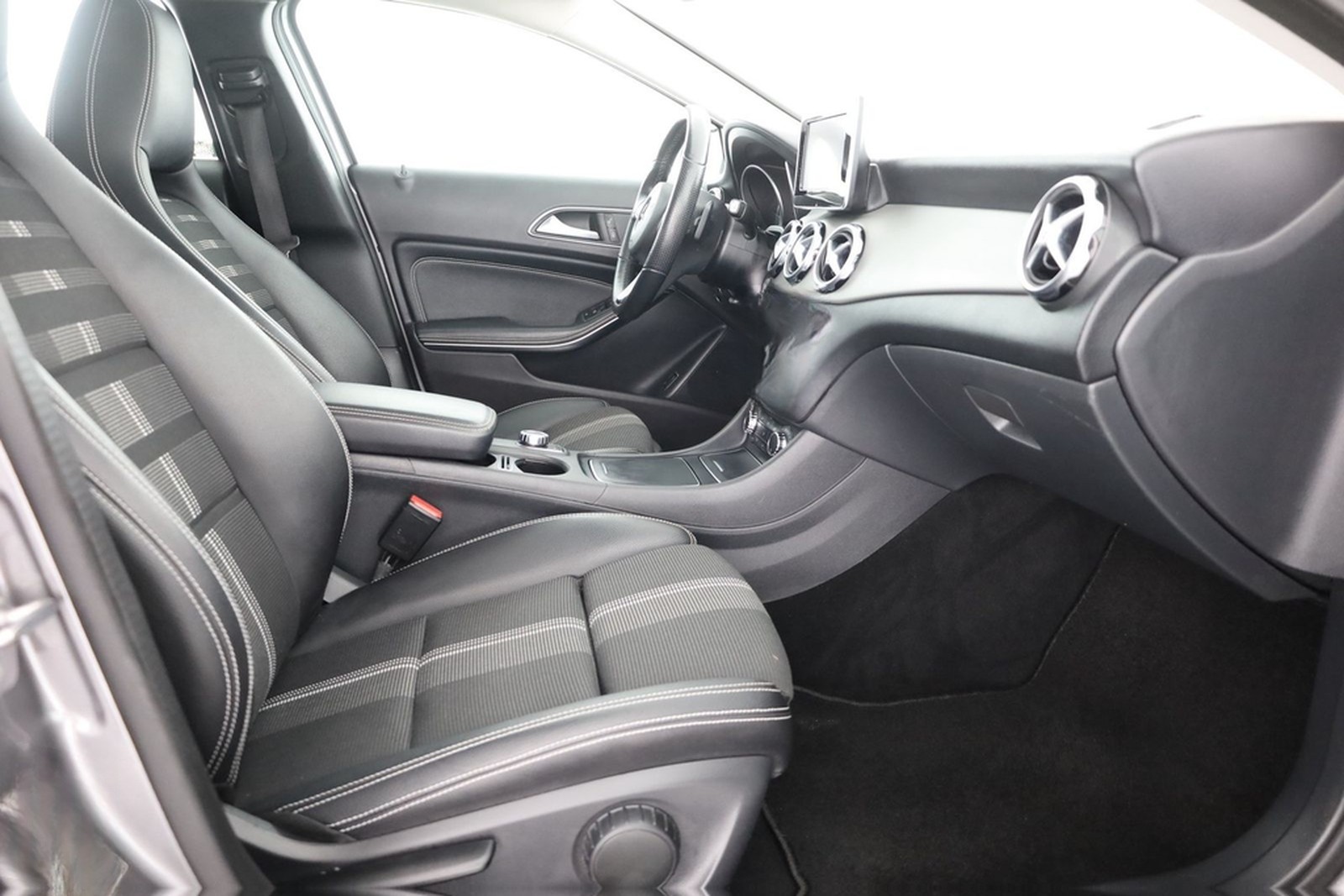 Mercedes-Benz GLA 180 LED Navi Sitzheizung Teilleder PDC ACC foto 24