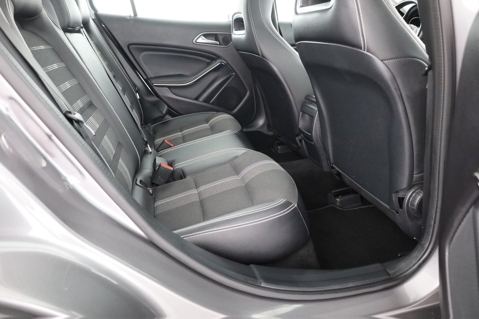 Mercedes-Benz GLA 180 LED Navi Sitzheizung Teilleder PDC ACC foto 25