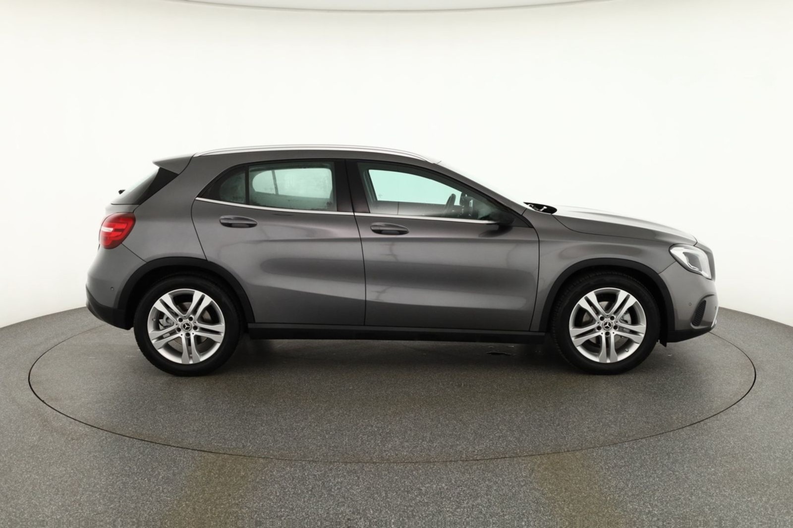 Mercedes-Benz GLA 180 LED Navi Sitzheizung Teilleder PDC ACC foto 6