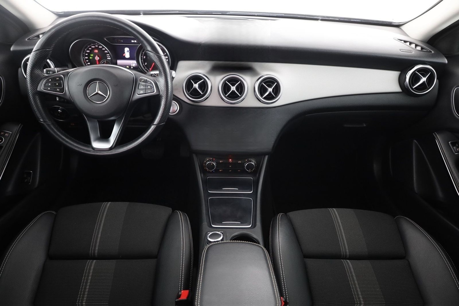 Mercedes-Benz GLA 180 LED Navi Sitzheizung Teilleder PDC ACC foto 9