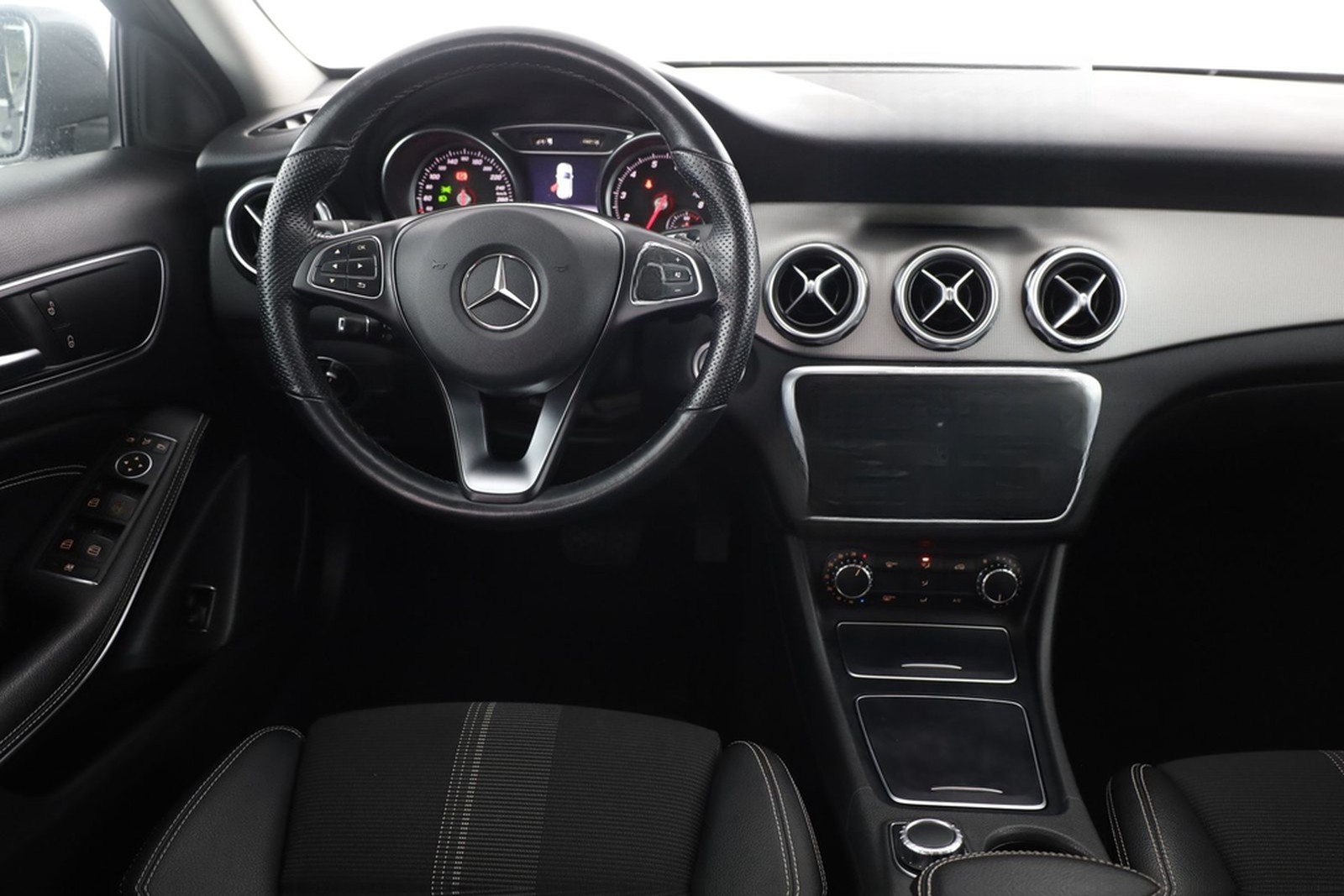 Mercedes-Benz GLA 180 LED Navi Sitzheizung Teilleder PDC ACC foto 10