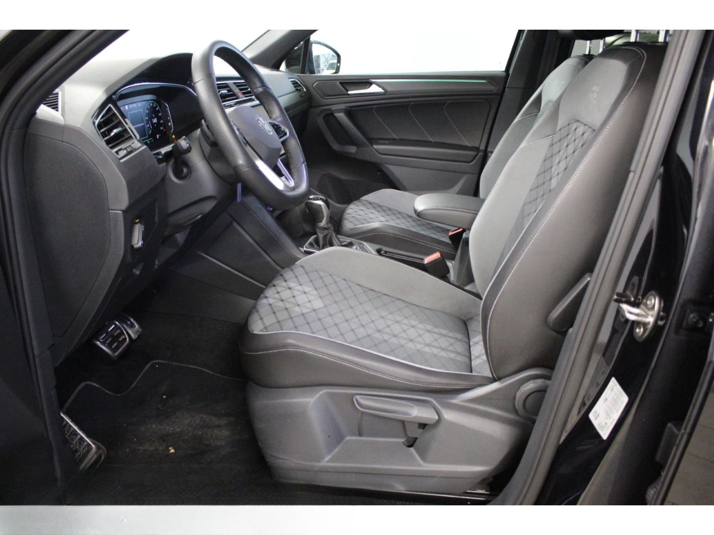 Volkswagen Tiguan 2.0 TDI DSG 4Mo. 2x R-Line Black Style FL foto 4