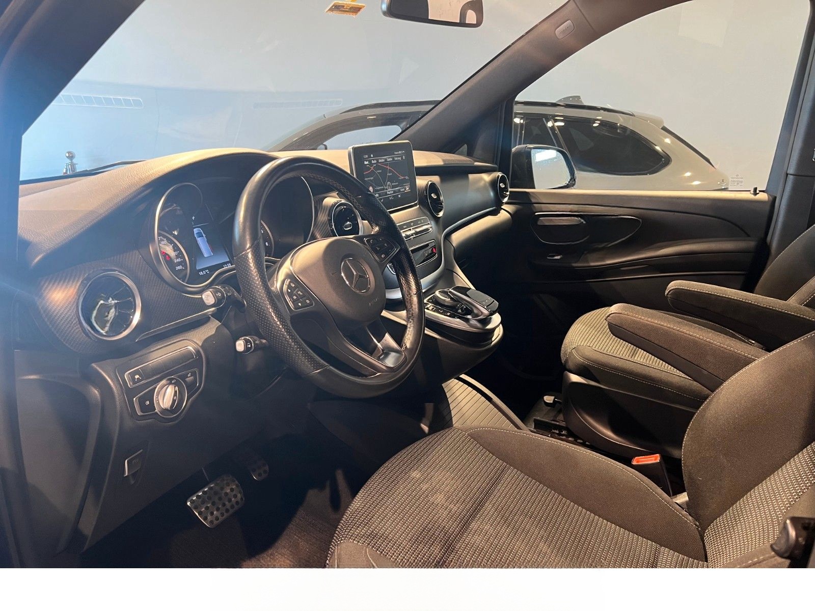 Mercedes-Benz V 300 d Lang Edition AMG LINE / MB100 / Night foto 14