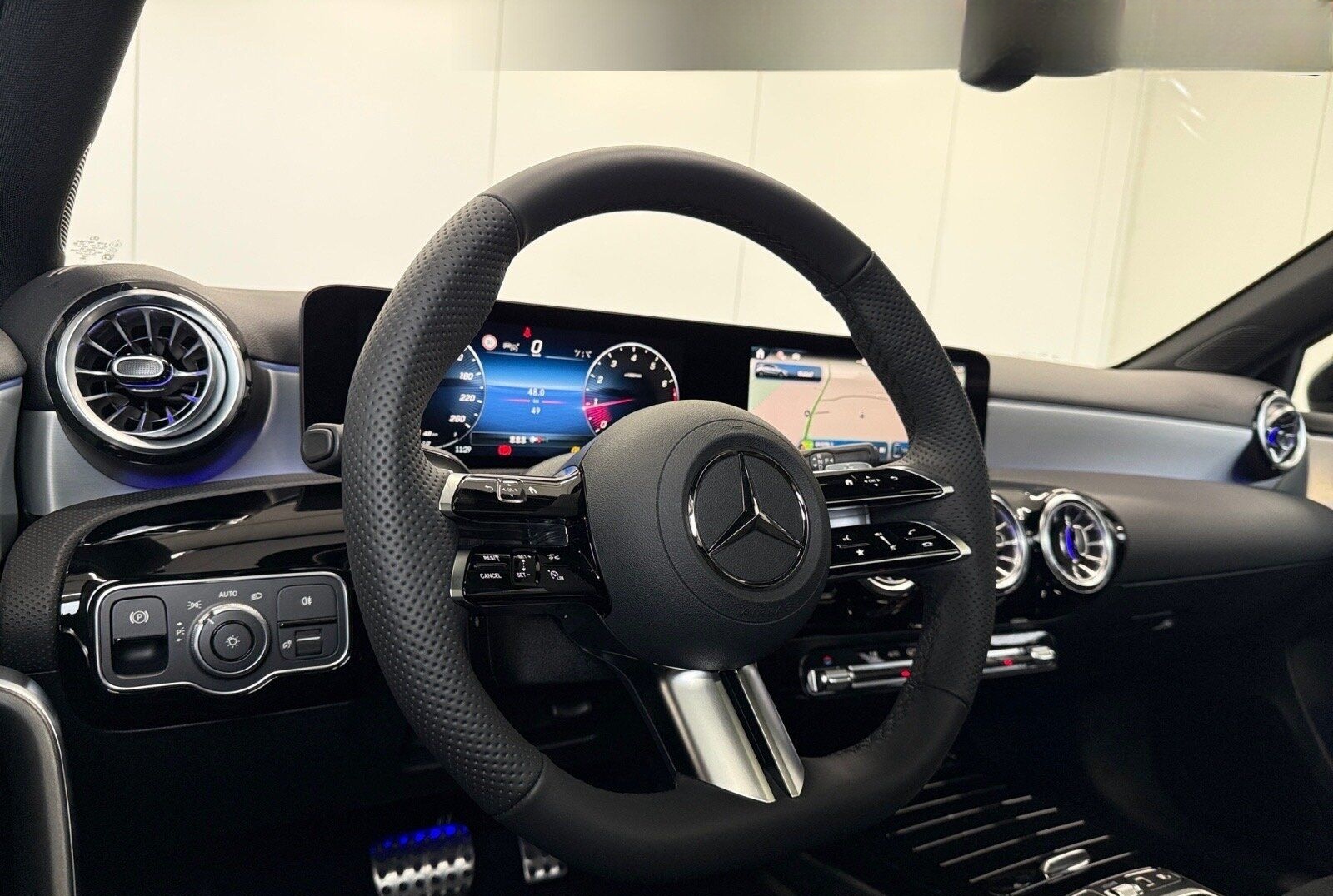 Mercedes-Benz A 200 AMG-Line PanoD. DISTRONIC AHK Night-P. LED foto 9