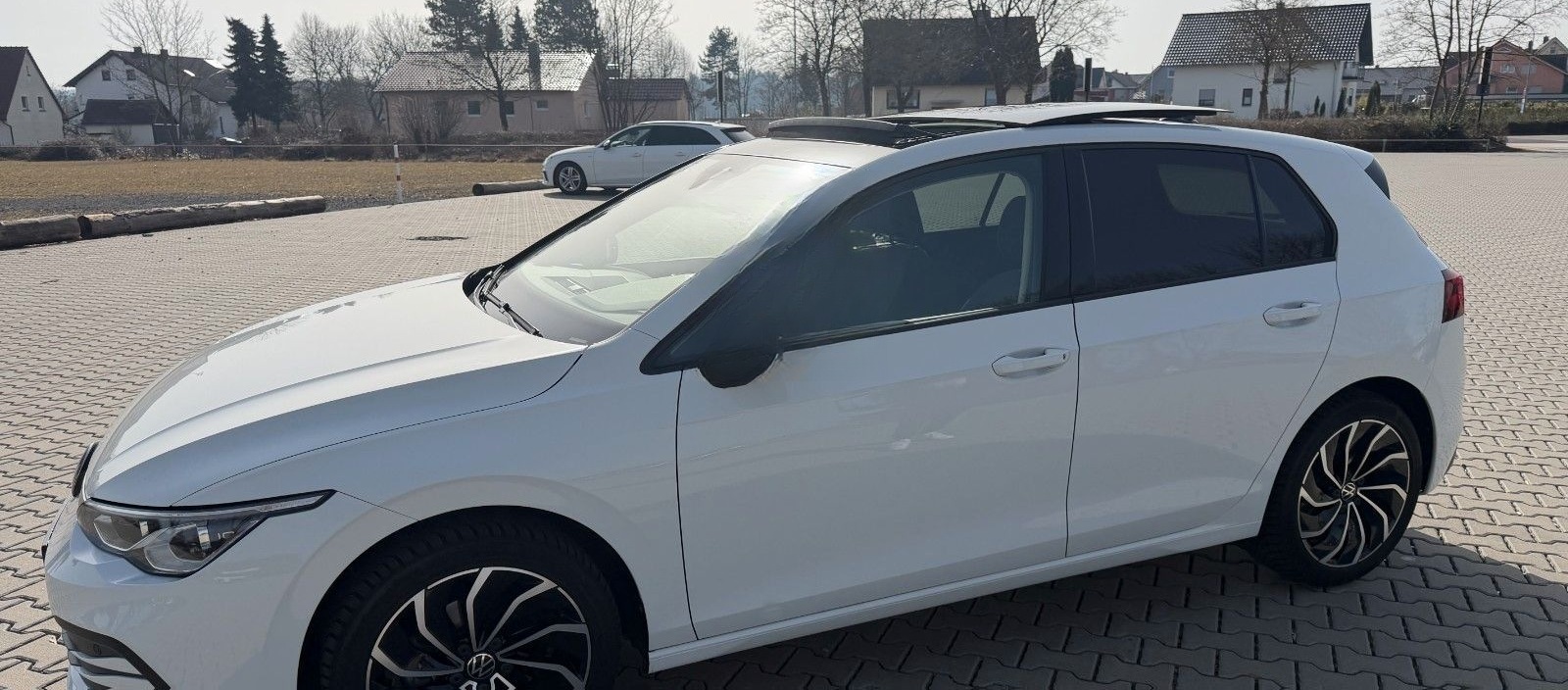Volkswagen Golf VIII 1.5 TSI Life Navi LED Pano Shz foto 3