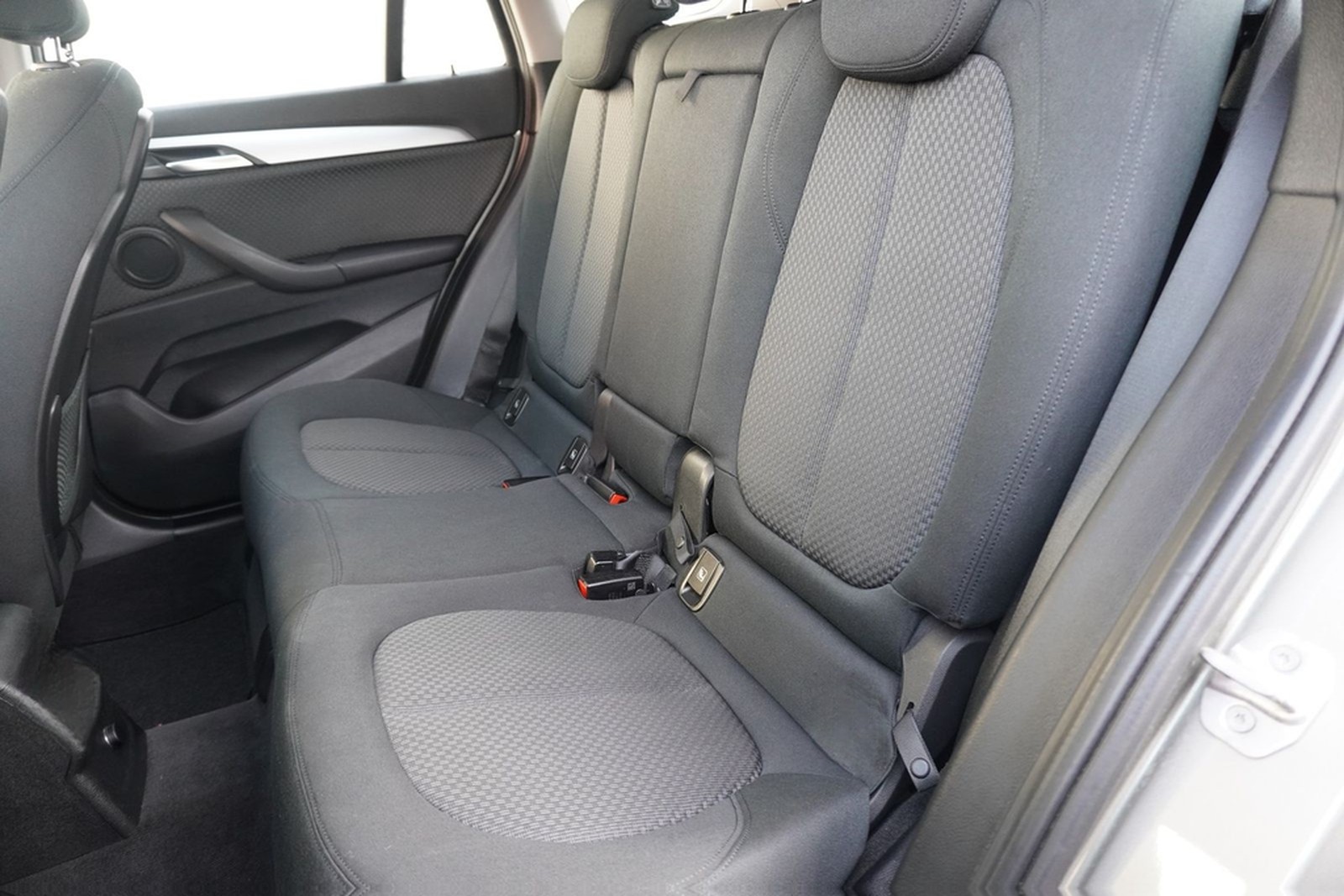 BMW X1 sDrive 18i Steptronic LED Navi Business SHZ T foto 13