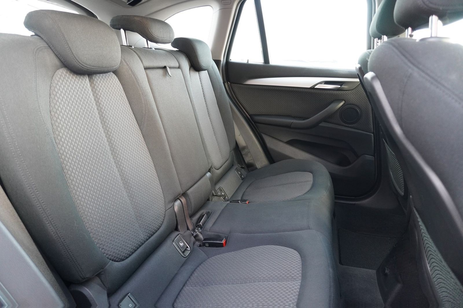 BMW X1 sDrive 18i Steptronic LED Navi Business SHZ T foto 15