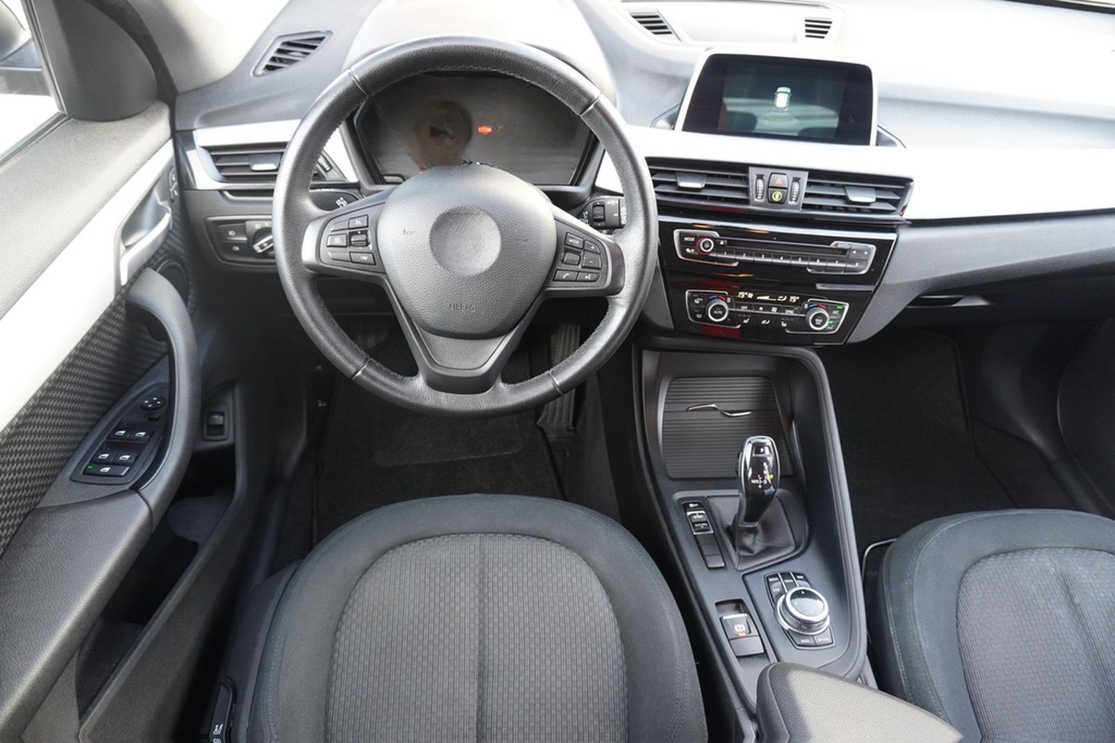 BMW X1 sDrive 18i Steptronic LED Navi Business SHZ T foto 16