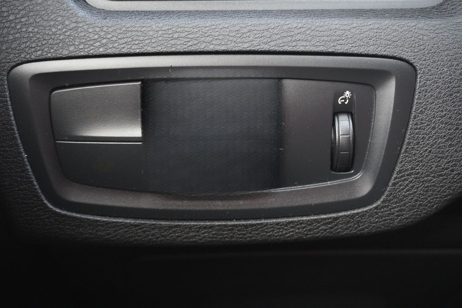 BMW X1 sDrive 18i Steptronic LED Navi Business SHZ T foto 19