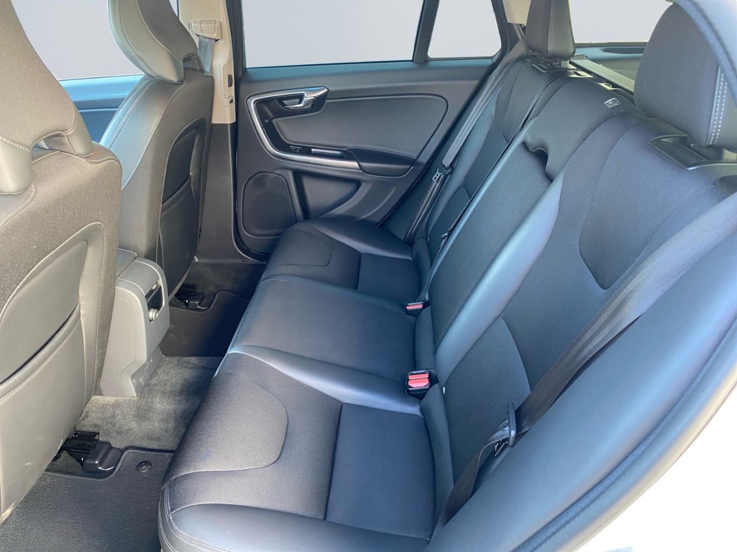 Volvo V60 D6 TwinEngine Geartro Momentum *StHz*AHK*Pan foto 17