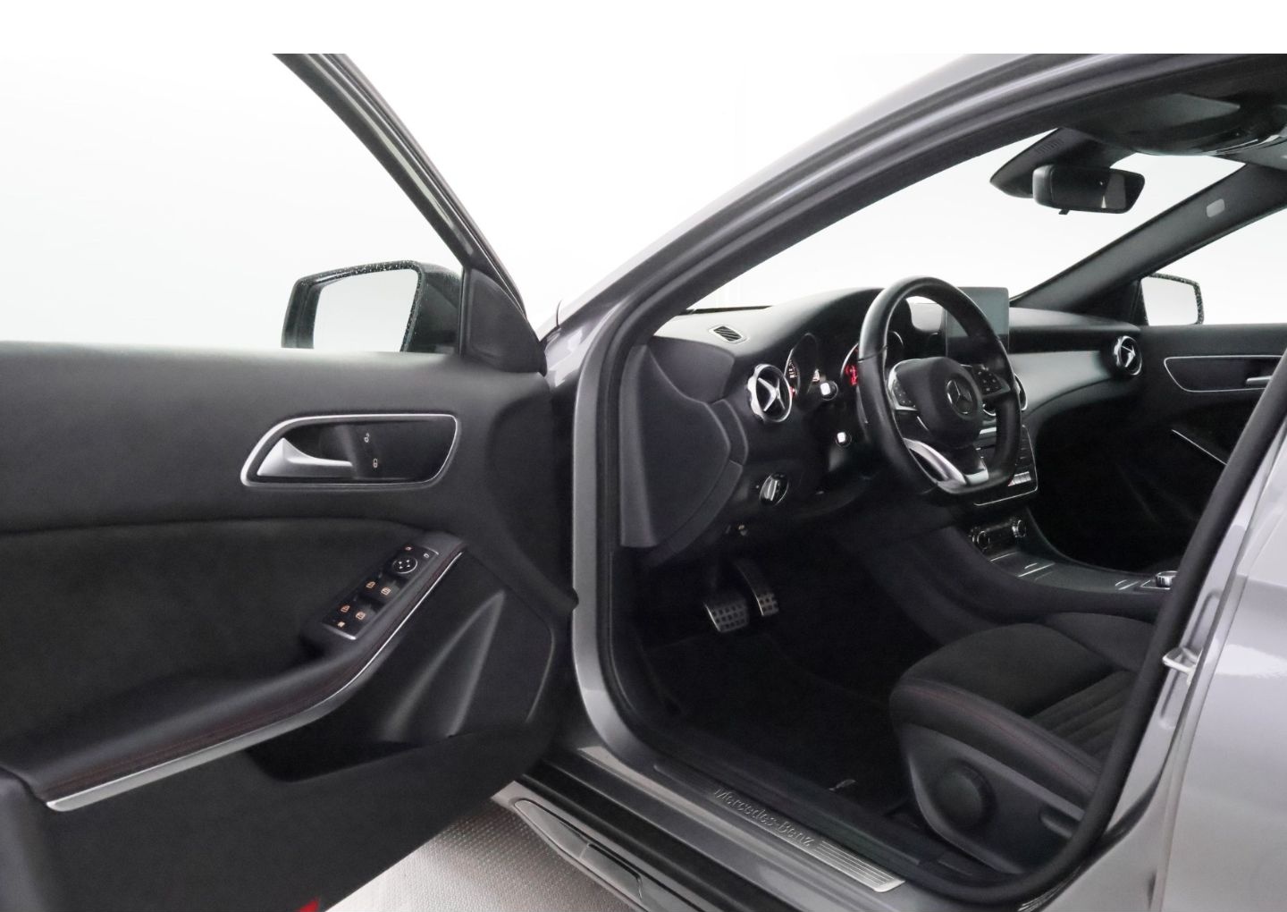 Mercedes-Benz GLA 200 7G-DCT AMG Line+LED+PANO+KAMERA+TEMPO foto 17