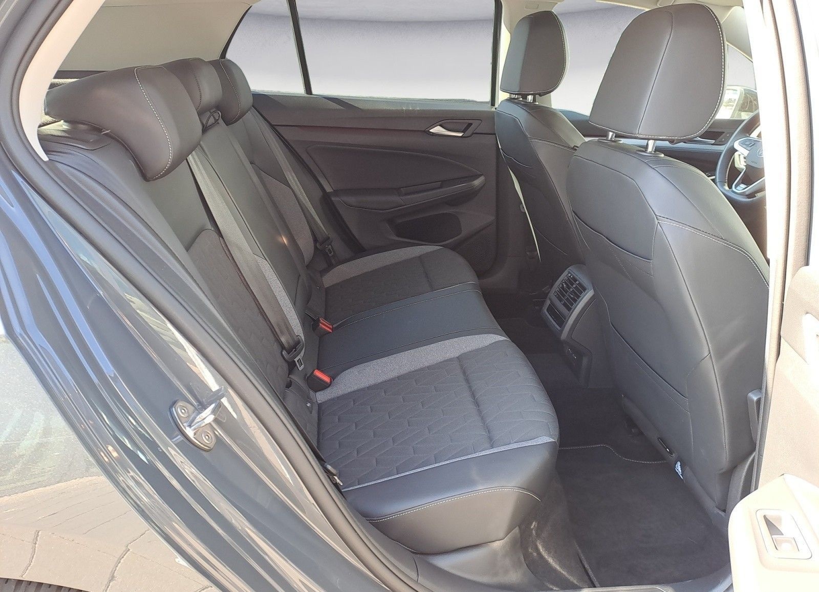 Volkswagen Golf 1.5 eTSI DSG IQ.Light Matrix AHK Sportfahrw foto 14