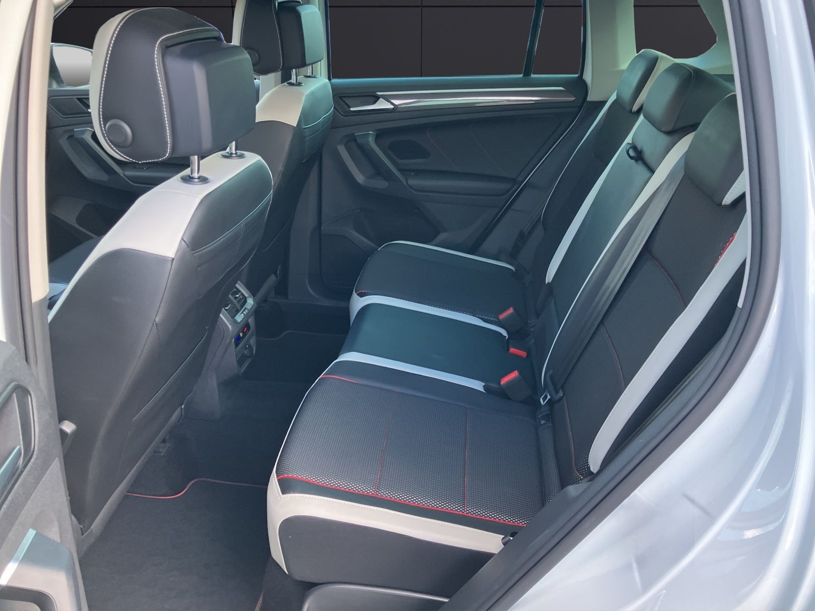 Volkswagen Tiguan Urban Sport TDI DSG LED ACC AHK SH Ambien foto 11