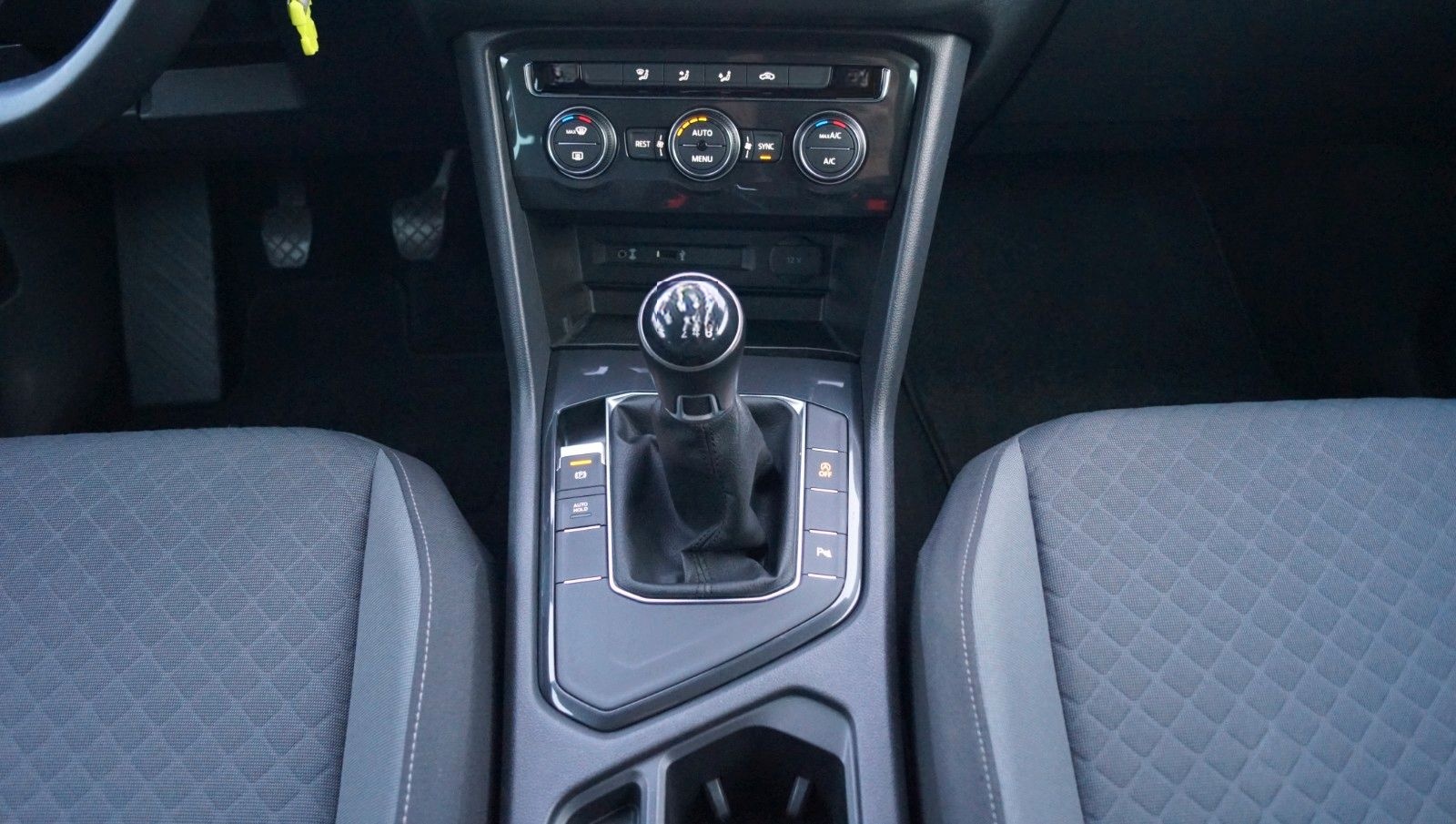 Volkswagen Tiguan 1.5 TSI Comfortline AHK+ACC+Navi+Ambiente foto 21