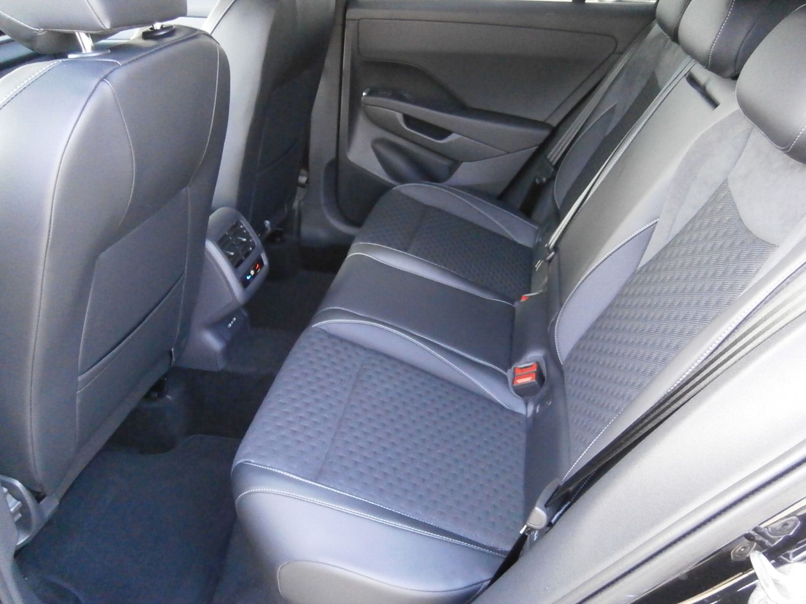 Volkswagen T-Roc R-Line 1.5 eTSI, DSG foto 7