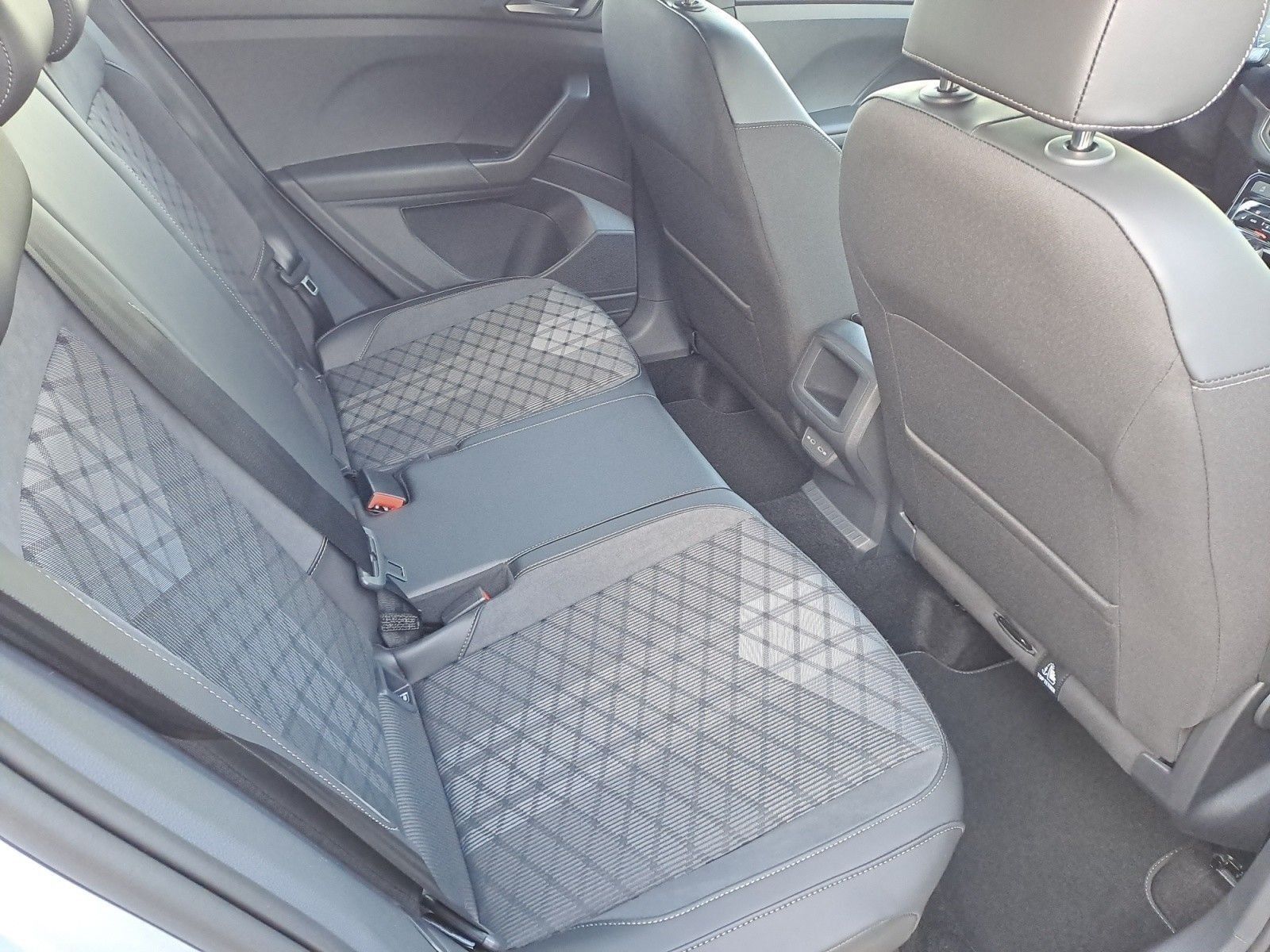 Volkswagen T-Cross R-Line 1.0 l TSI OPF   7-Gang-Doppelkupp foto 13