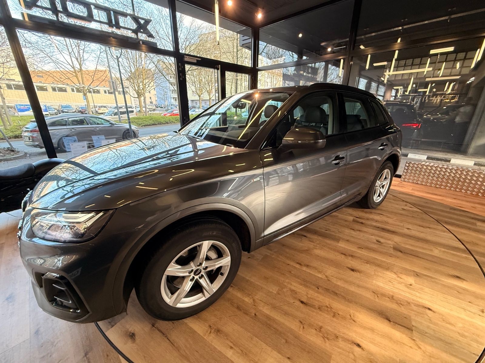 Audi Q5 S-line 55 TFSI e quattro 367 PS Business Pano foto 1