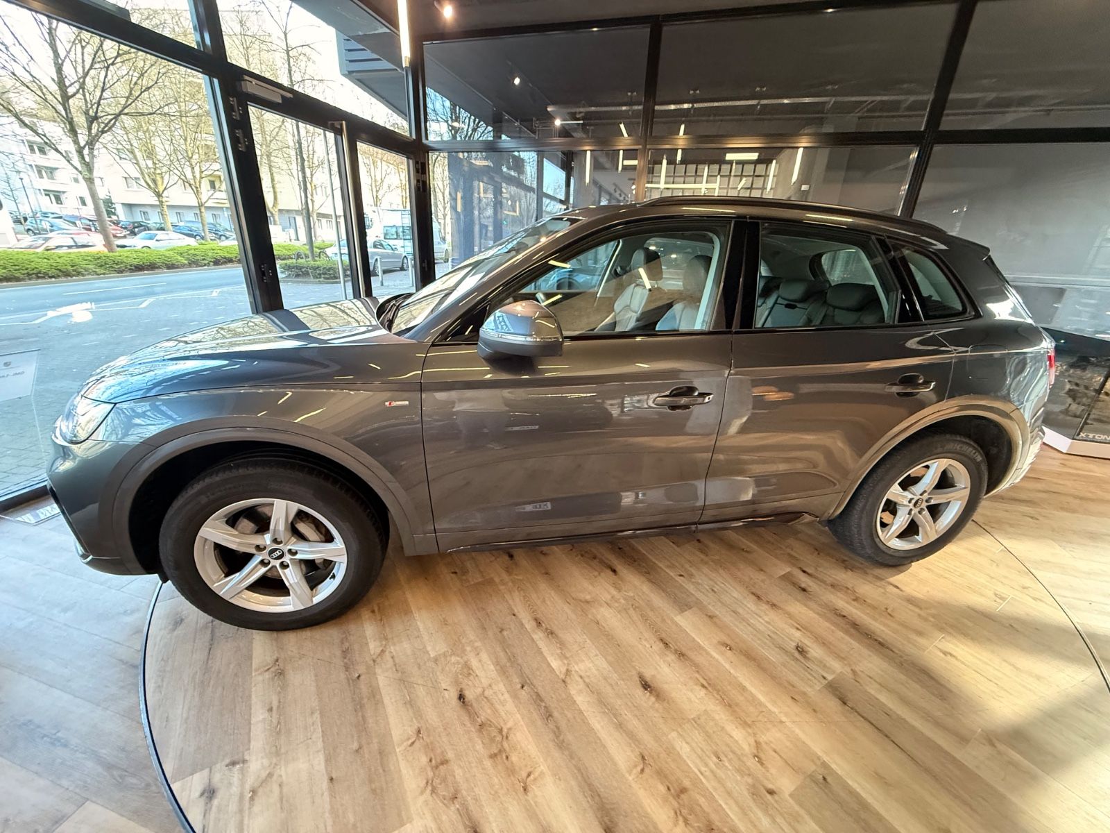 Audi Q5 S-line 55 TFSI e quattro 367 PS Business Pano foto 17