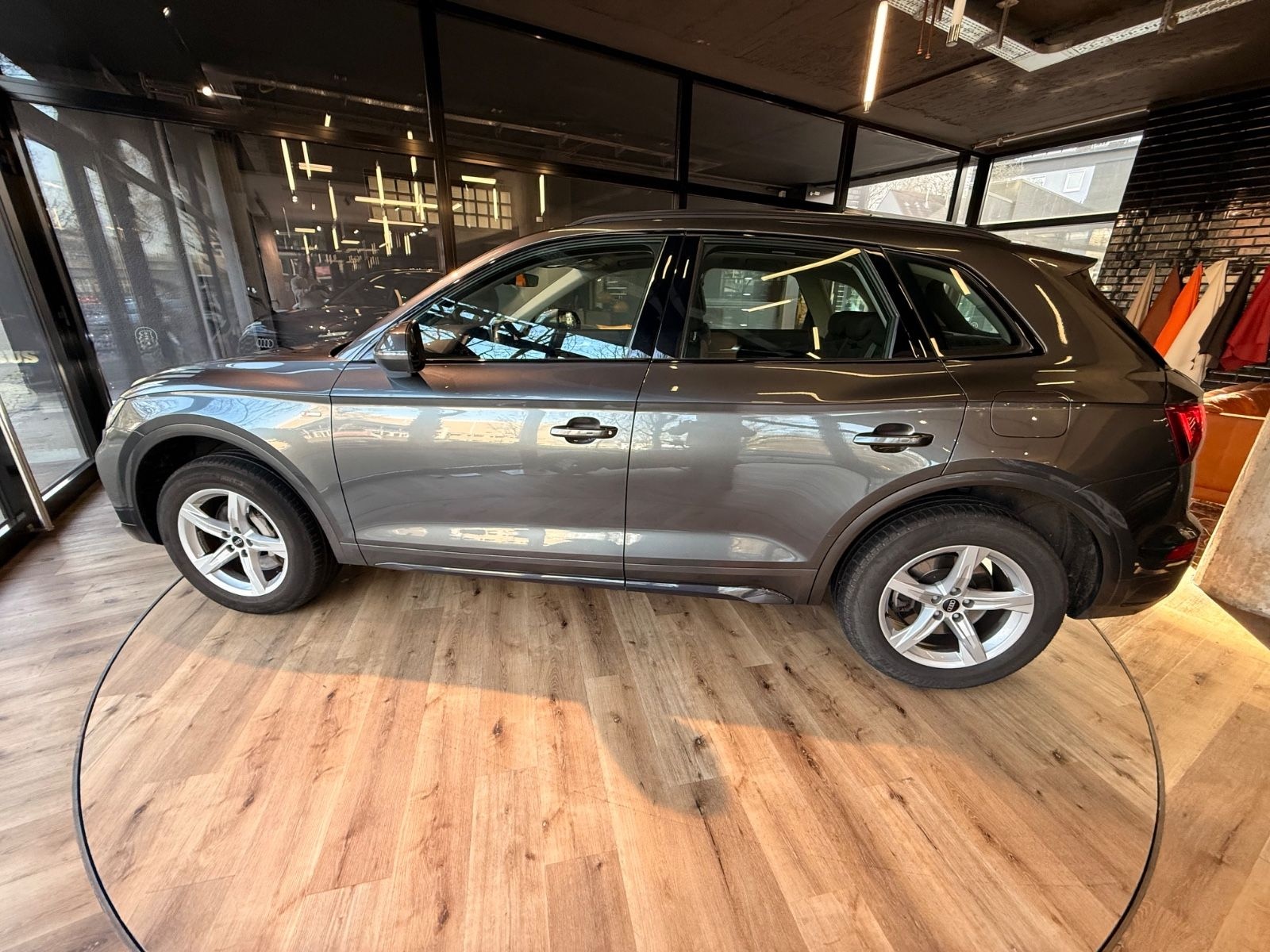 Audi Q5 S-line 55 TFSI e quattro 367 PS Business Pano foto 18