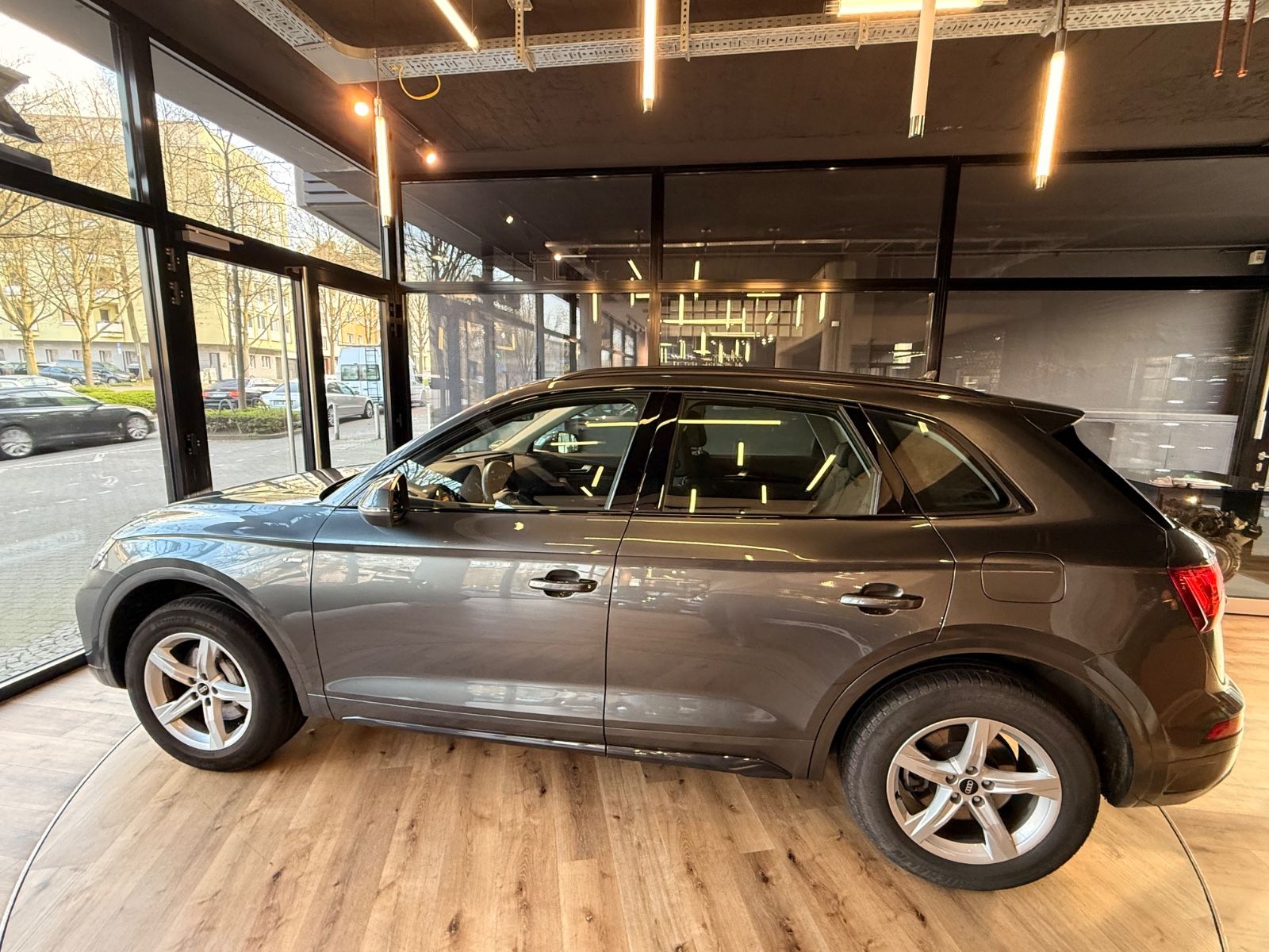 Audi Q5 S-line 55 TFSI e quattro 367 PS Business Pano foto 4