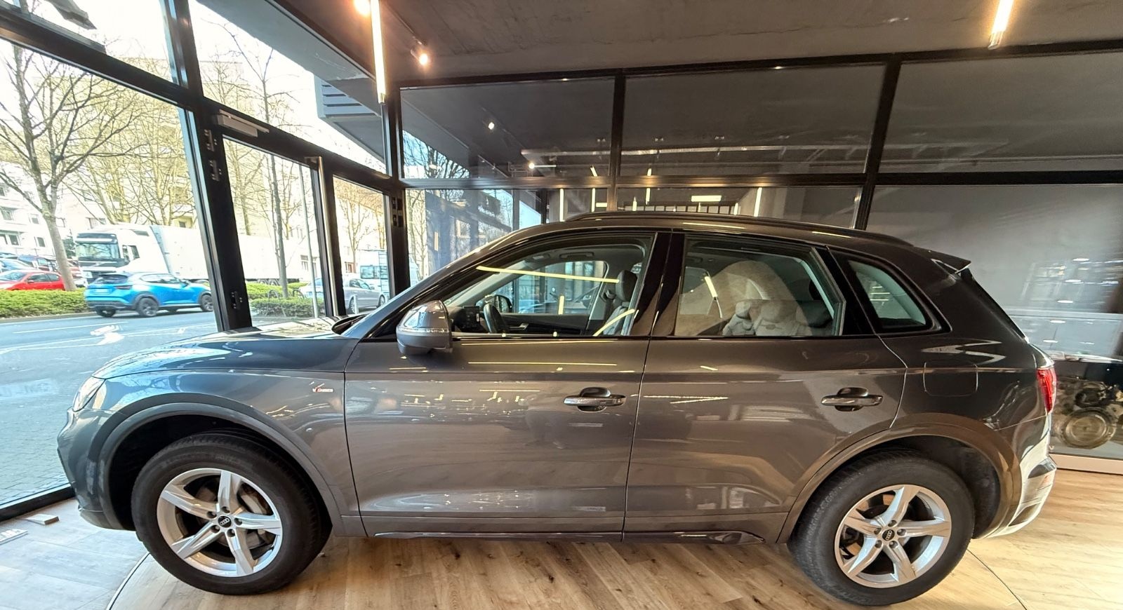 Audi Q5 S-line 55 TFSI e quattro 367 PS Business Pano foto 5