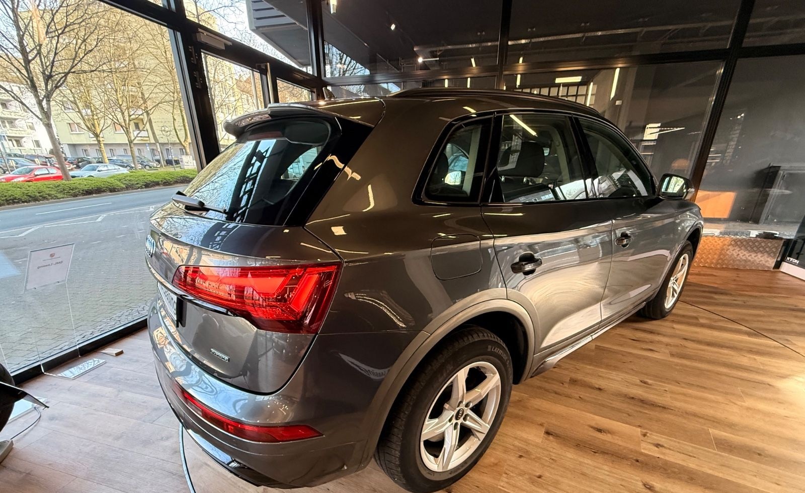 Audi Q5 S-line 55 TFSI e quattro 367 PS Business Pano foto 7