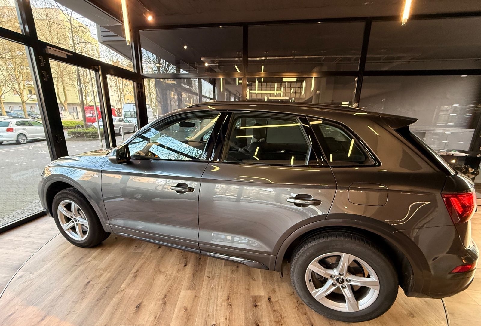 Audi Q5 S-line 55 TFSI e quattro 367 PS Business Pano foto 9