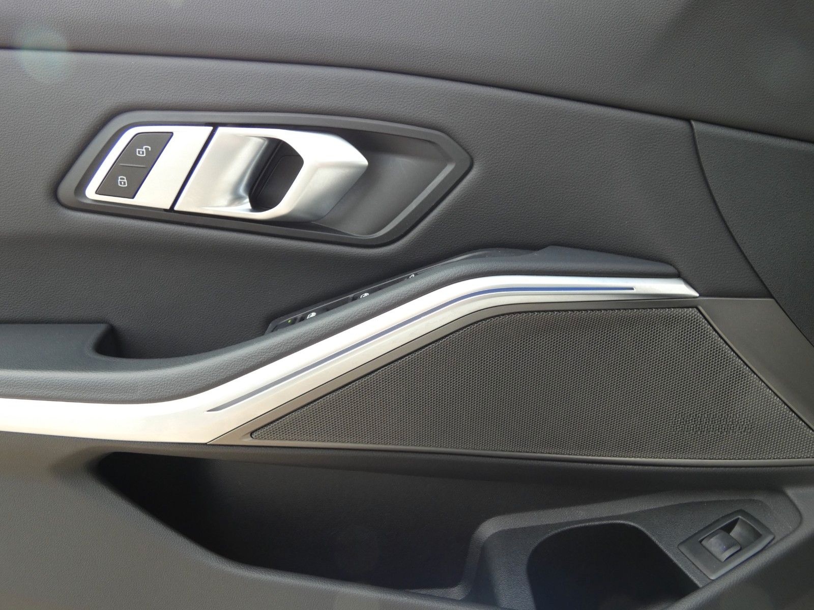 BMW 318d Lim. M Sport GSSD*HARMAN/KARDON*KAMERA*VOLL foto 11