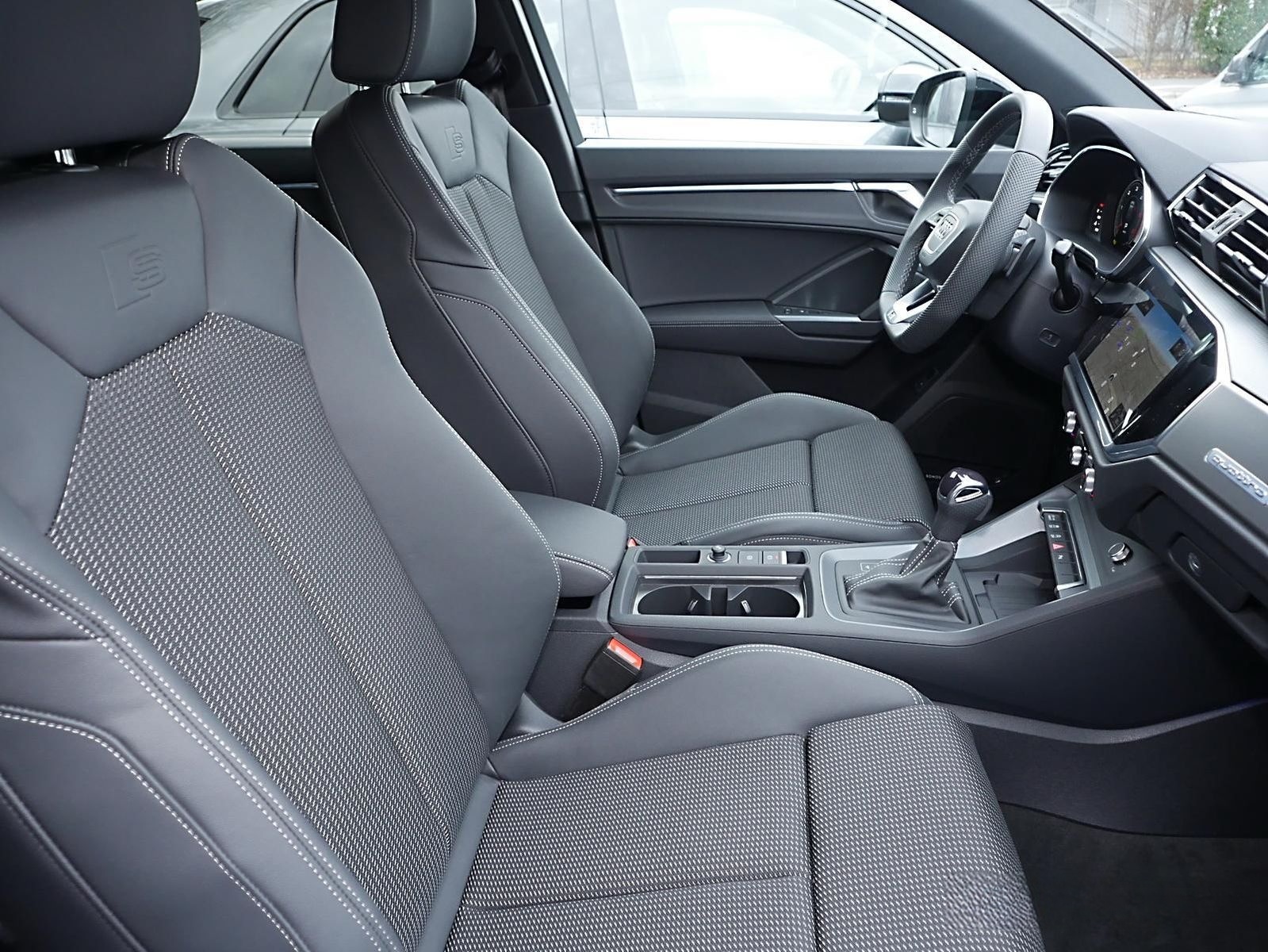 Audi Q3 40 TDI qu. 2x S line Matrix Pano RüKa Standh. foto 5
