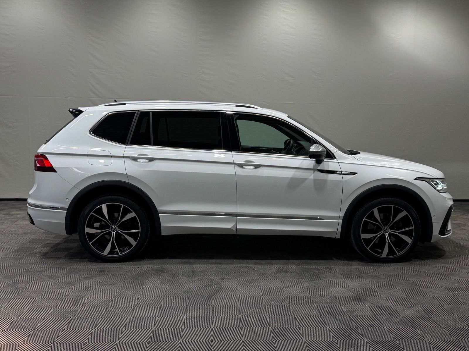 Volkswagen Tiguan Allspace R-Line 2.0 TDI DSG 4M | AHK ACC foto 18
